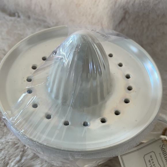 Southern Living measuring cup with juicer 🍊 - Picture 2 of 9